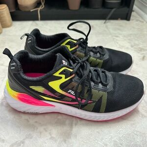 Women’s Fila Sneakers / Tennis Shoes Size 9